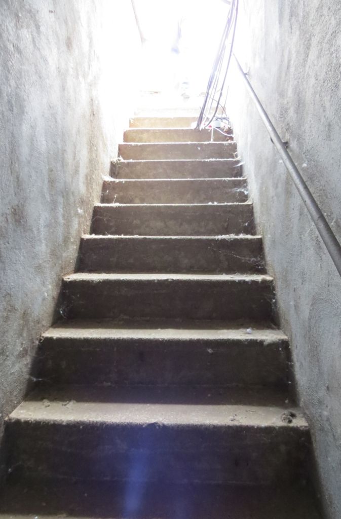 Diese schmale Treppe führt zum höchsten Punkt des Bunkers.