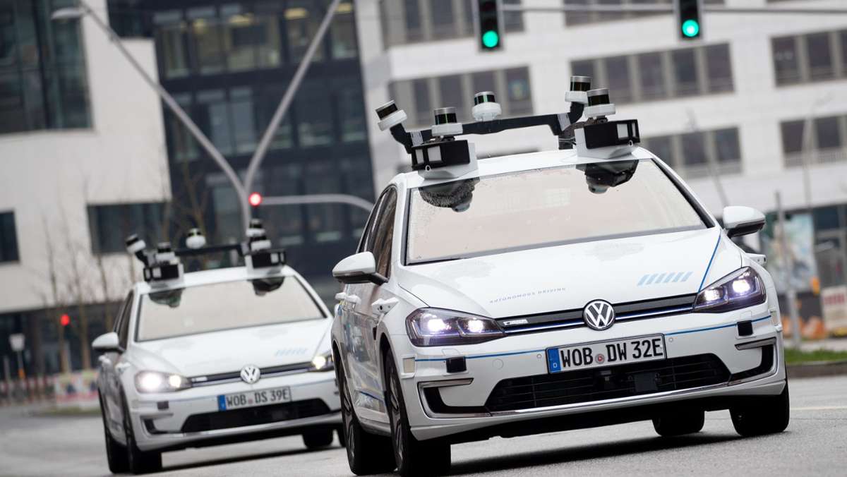  Volkswagen und Bosch wollen auf dem Weg zum autonomen Fahren gemeinsam schneller vorankommen. Im Rahmen der Kooperation sollen mehr als 1000 Fachleute aus beiden Unternehmen zusammenarbeiten. 