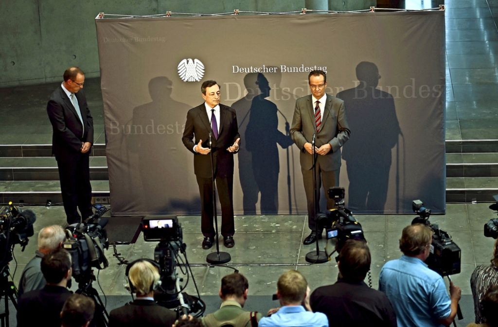 Nach dem Auftritt im Bundestag traten EZB-Chef Mario Draghi  (links) und der Europaausschussvorsitzende Gunther Krichbaum (CDU) gemeinsam vor die Presse. Foto: dpa