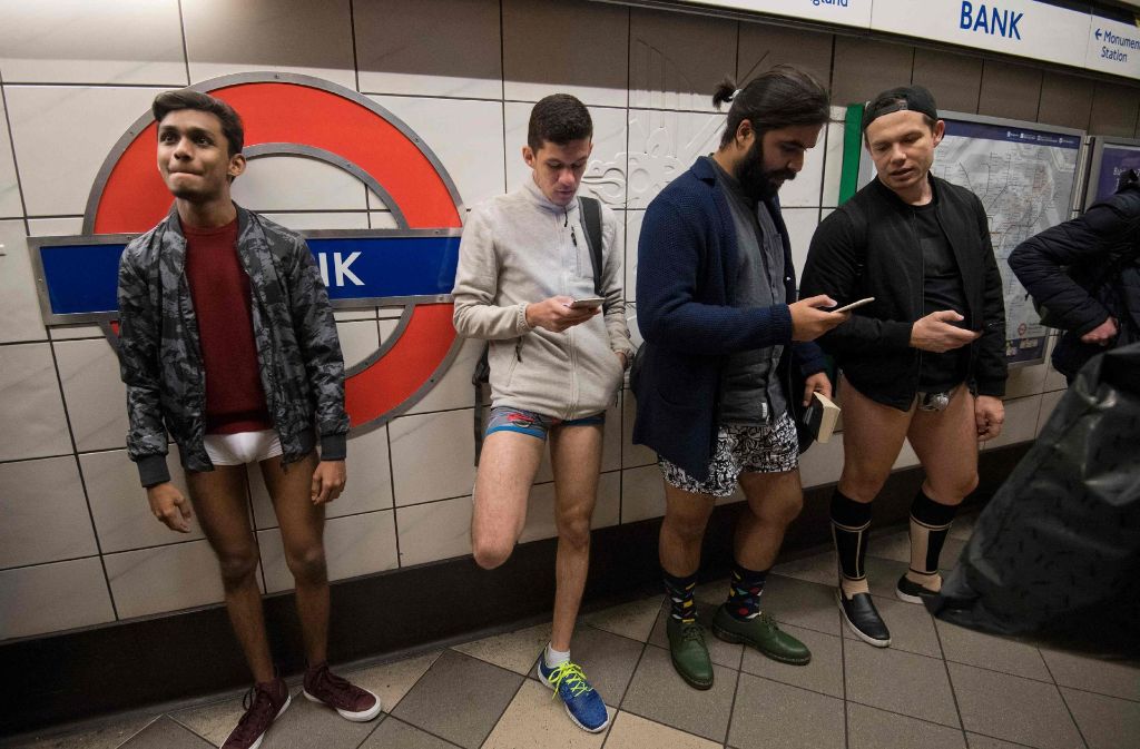 Lässig in Underwear warten diese jungen Herrschaften auf die in London Underground.
