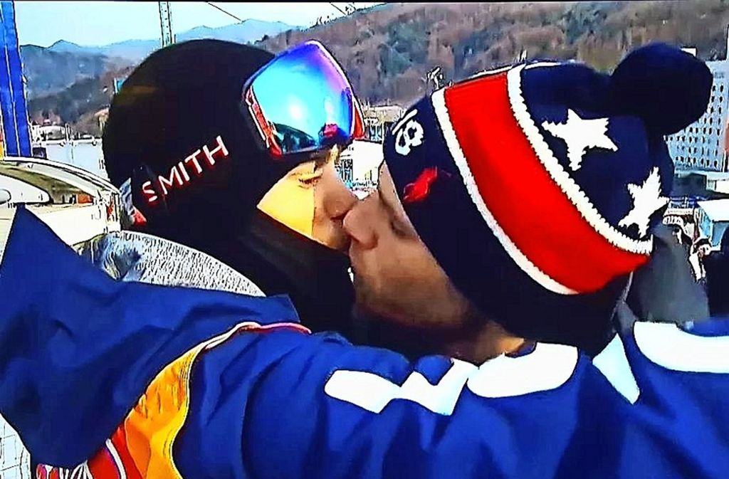 Ein Kuss geht um die Welt: Die Umarmung zwischen US-Snowboarder Gus Kenworthy (links) und seinem Lebensgefährten Matthew Wilkas bei den Olympischen Winterspielen ist nicht nur in der schwul-lesbischen Community stürmisch gefeiert worden.