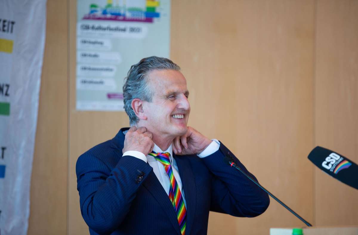 OB Frank Nopper (CDU) bindet sich während der CSD-Rede eine  Regenbogen-Krawatte um. . Foto: Lichtgut/Leif/chowski