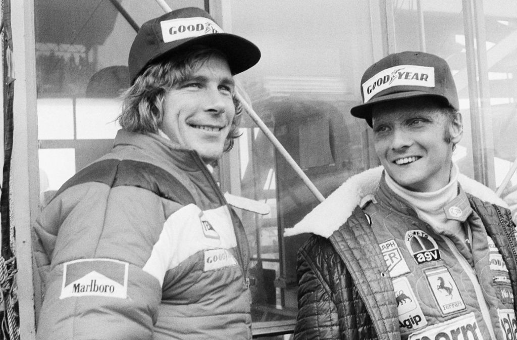 Platz 2: Ford-Cosworth (13 Fahrertitel). Der Lebemann James Hunt (links neben Niki Lauda) schnappte sich 1976 eine der insgesamt 13 Fahrer-Weltmeisterschaften, die ein Ford-Cosworth-Motor ermöglichte.