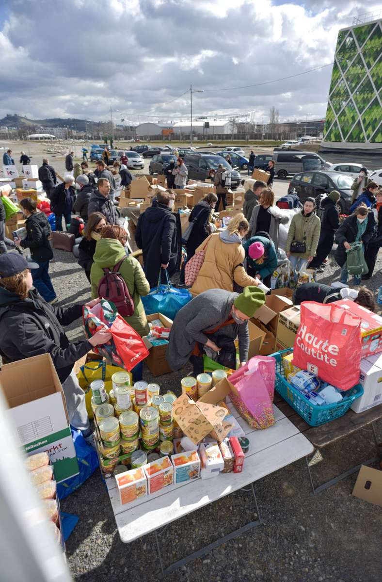 Zahlreiche Menschen kommen am Freitag zur Kulturinsel in Stuttgart um Hilfsgüter für die Ukraine vorbeizubringen.