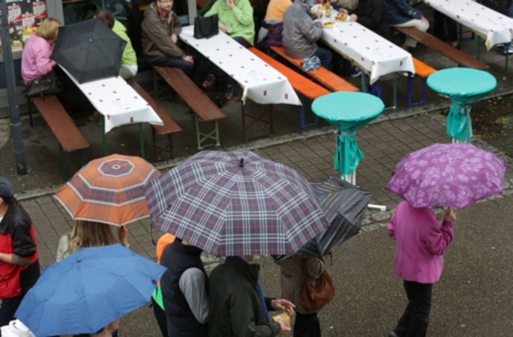 Trotz Regen kamen die Besucher zum Maikäferfest.