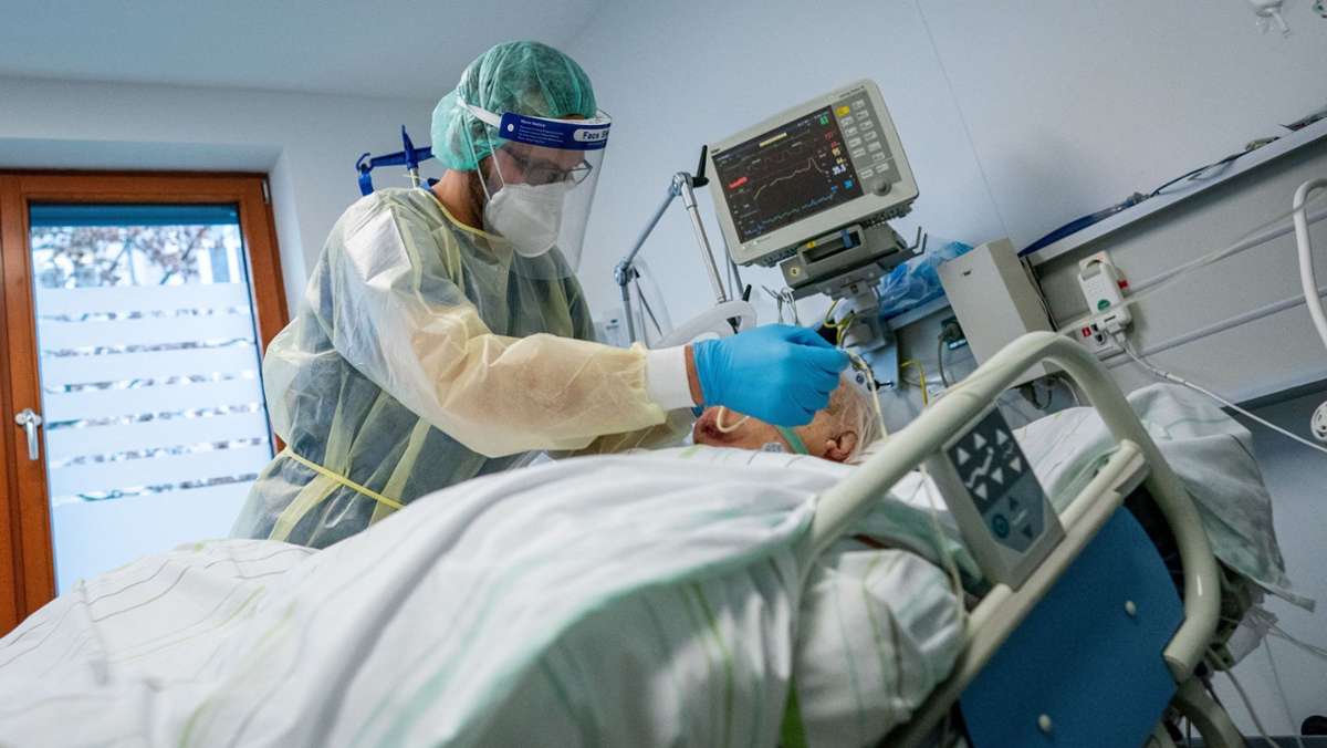  Im Krankenhaus in Ludwigsburg ist auf mehreren Stationen das Coronavirus ausgebrochen. Mitarbeiter beklagen die Zustände, auch die Leitung schlägt Alarm und warnt vor „belgischen Zuständen“. 