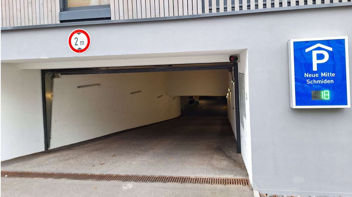 19 Stellplätze gibt’s in der Garage, hier ist nur einer belegt, wie auf der Anzeige rechts zu sehen ist.