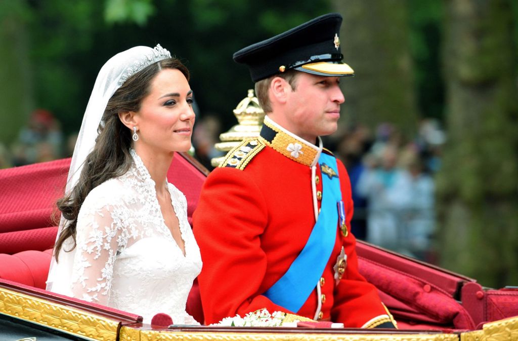 Beim Empfang trumpften dagegen Prinz William und Kate 2011 in Großbritannien auf. Sie prosteten am Nachmittag 650 und am Abend 300 Gästen mit Champagner zu.