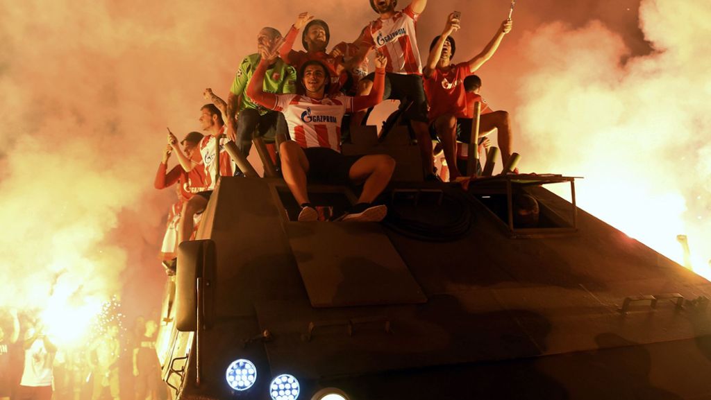 Roter Stern Belgrad: Fans und Spieler feiern erfolgreiche CL-Quali  in Panzerfahrzeug