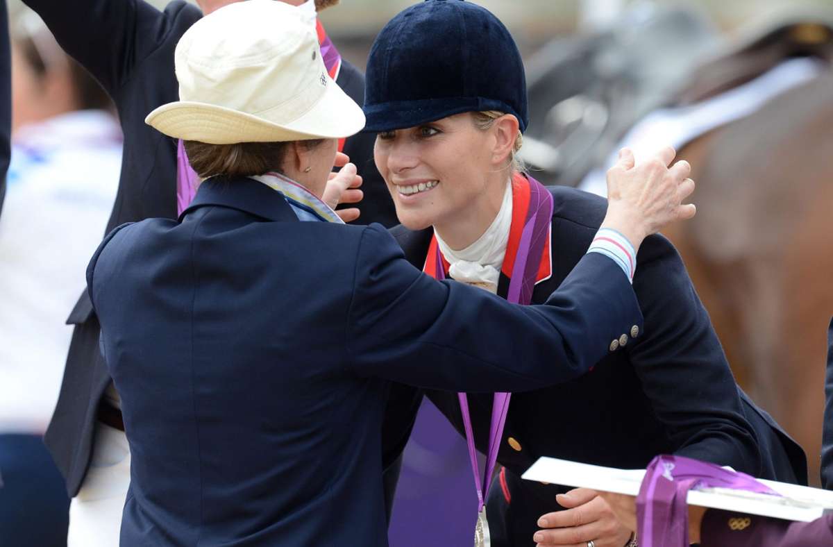 Prinzessin Anne verleiht ihrer Tochter Zara bei den Olympischen Spielen 2012 in London eine Silbermedaille im Springreiten in der Teamwertung. Anne selbst nahm 1976 mit der britischen Mannschaft an den Spielen in Montreal teil.