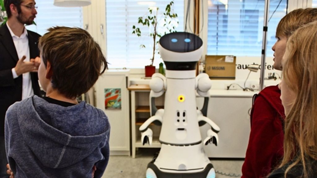  Schüler des Vaihinger Hegel-Gymnasiums haben den Service-Roboter „Care-o-bot“ des Fraunhofer-Instituts für Produktionstechnik und Automatisierung (IPA) besichtigt. Der soll künftig Menschen Arbeit abnehmen. 