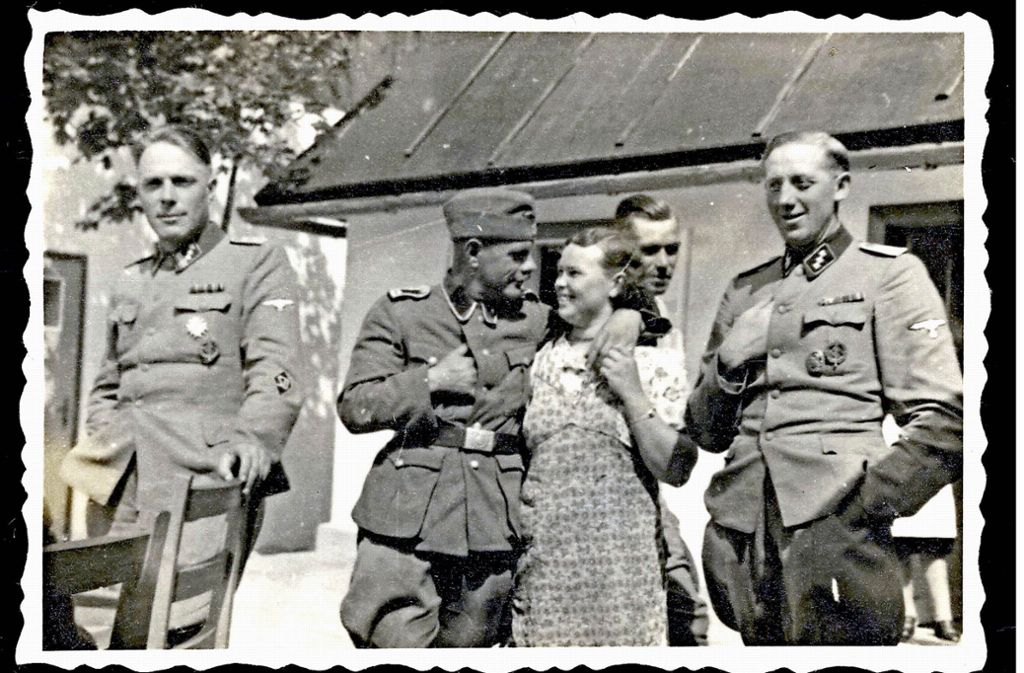 Während nebenan gemordet wird: Kommandant Franz Reichleitner (links), Erich Bauer, der „Gasmeister“ von Sobibor (Mitte, mit Küchenhilfe) und Johann Niemann (rechts) beim entspannten Zusammensein vor dem Kasino.