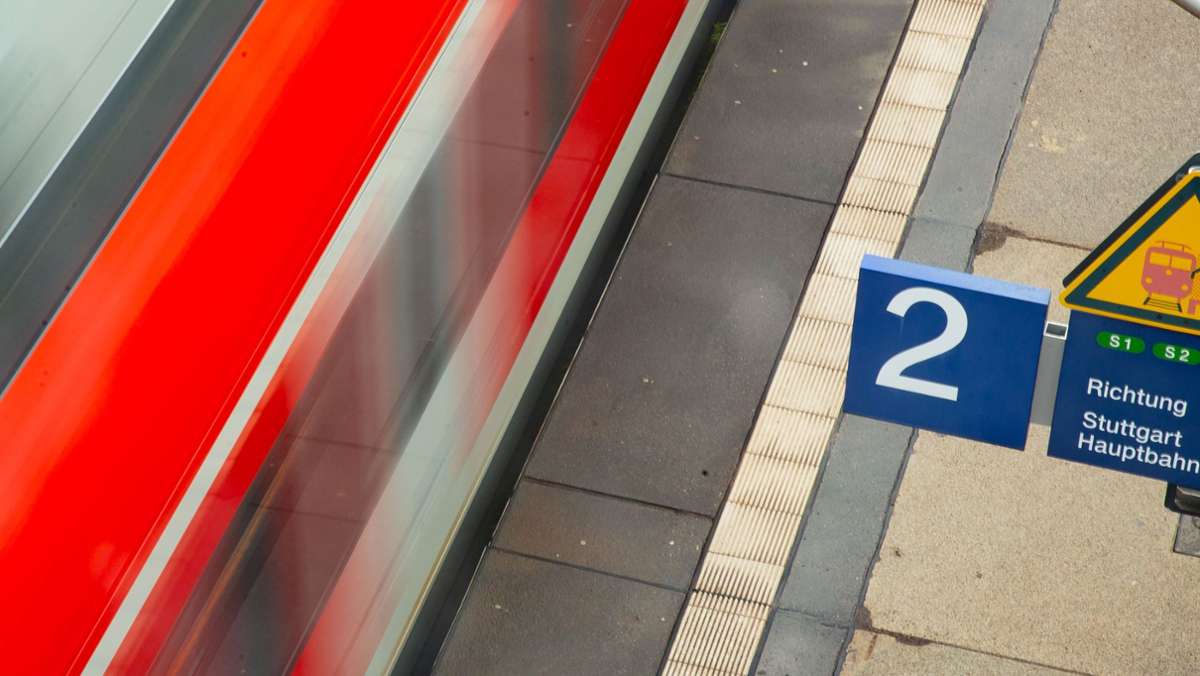 Vorfall in Stuttgarter S-Bahn: Mann bedroht Fahrgast mit Messer – wegen einer Flasche Wasser