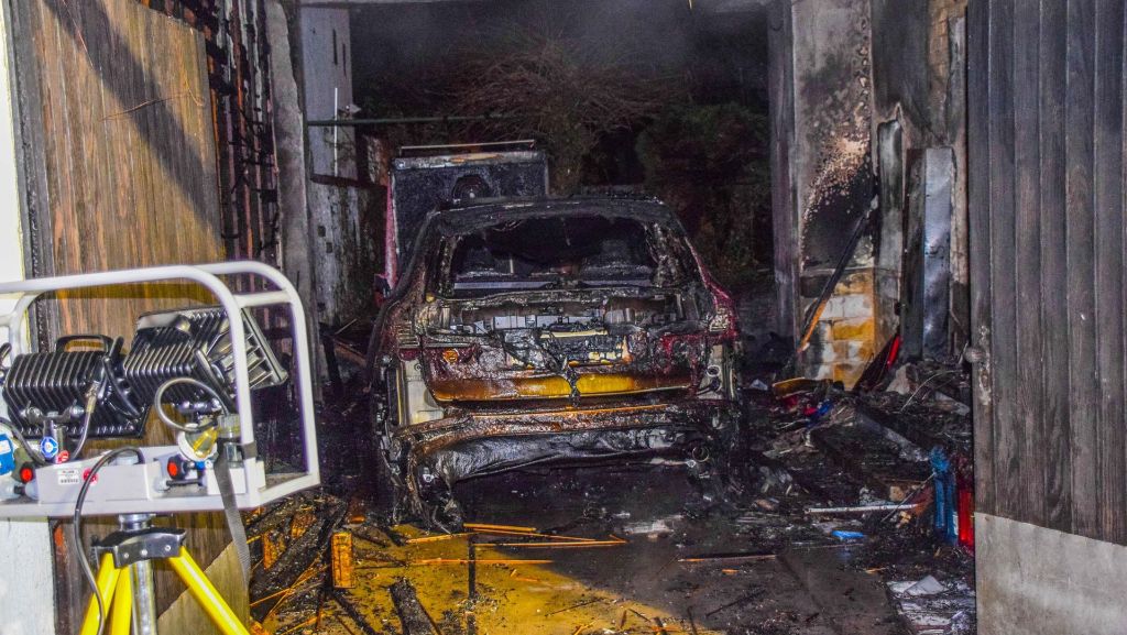Baden-Württemberg: Teures Auto brennt in Garage aus
