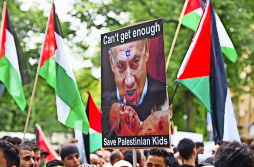 Demonstration vor der Israelischen Botschaft in Berlin: Ministerpräsident Netanjahu steht wegen seiner Palästina-Politik im Zentrum der Kritik. Foto: dpa