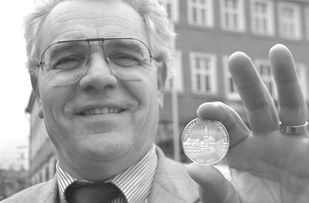Winfried Kübler 1999 mit der Schorndorfer Jubiläumsmünze