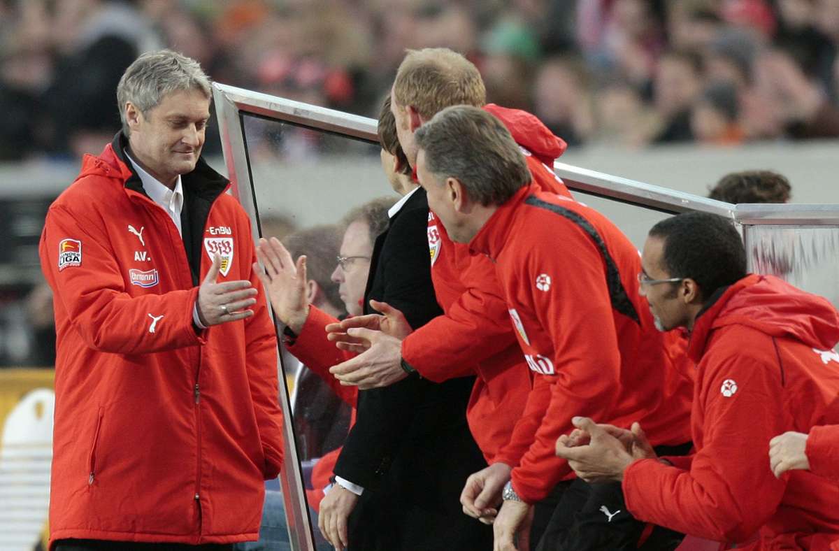 Abklatschen auf der Trainerbank: VfB-Chefcoach Armin Veh (links) hat seinen Spaß.