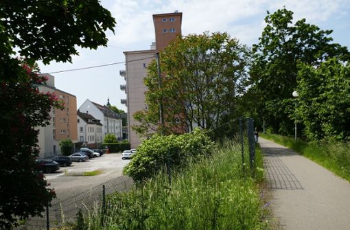 Der Evangelische Verein will auf seinem Parkplatz ein Gebäude mit fast 60 Wohnungen errichten. Rechts ist der Neckardammweg zu sehen. Foto: Uli Nagel