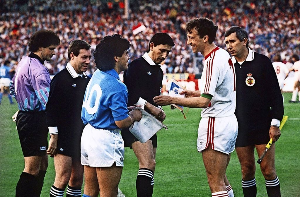 Mai 1989: Der VfB spielt die Uefa-Cup-Endspiele gegen SSC Neapel. Es ist das erste Finale eines europäischen Wettbewerbs für die Stuttgarter. Das Hinspiel endet 1:2, das Rückspiel im Neckarstadion mit 3:3. Áuch wenn die Stuttgarter verlieren, erspielen sie sich Respekt. Im Bild: Diego Maradonna (links, Neapel) mit VfB-Legende Karl Allgöwer.