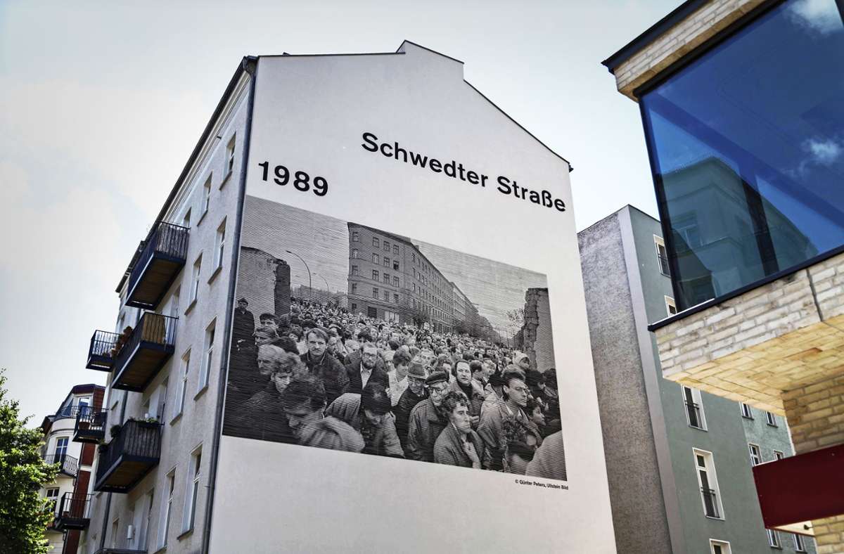 Heute zeugen Bilder von der bewegten Vergangenheit der Straße: Wandbild 1989 zur Maueröffnung in der DDR in der Schwedter Straße in Berlin Prenzlauer Berg.