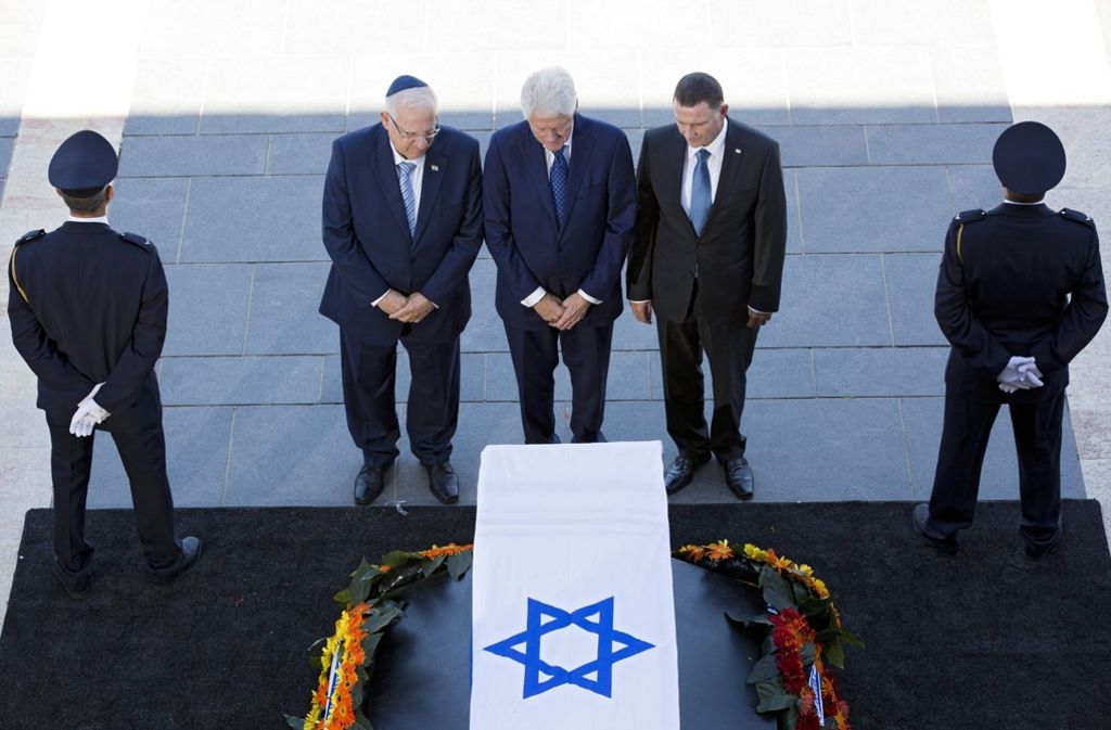 Der ehemalige US-Präsident Bill Clinton (Mitte), Israels Präsident Reuven Rivlin (links) und Knesset-Chef Yuli Edelstein am Sarg des Verstorbeben.