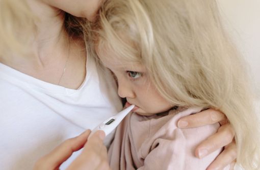Wer kümmert sich ums kranke Kind? Die Väter sind es nicht so häufig wie die Mütter. Foto: IMAGO/Westend61/IMAGO/Svetlana Iakusheva