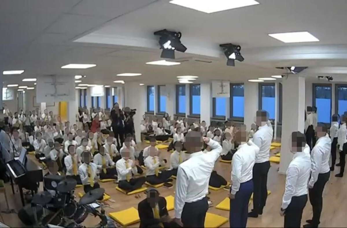 Bei einer Einführung in den Tempel salutieren nach einem sechsmonatigen Bibelkurs neue Mitglieder vor der Gemeinde im Simonstamm Frankfurt.