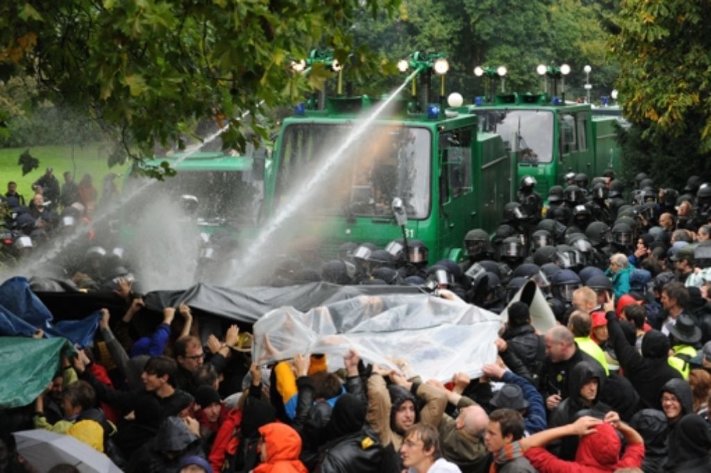 September 2010: Massenproteste begleiten die Bauarbeiten. Am „schwarzen Donnerstag“ geht die Polizei mit Wasserwerfern gegen Demonstranten vor. Es gibt viele Verletzte.