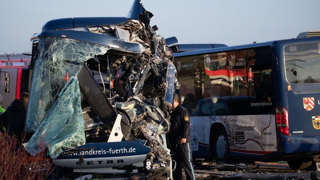 Schwerer Unfall in Bayern: Busse stoßen frontal zusammen – viele Verletzte