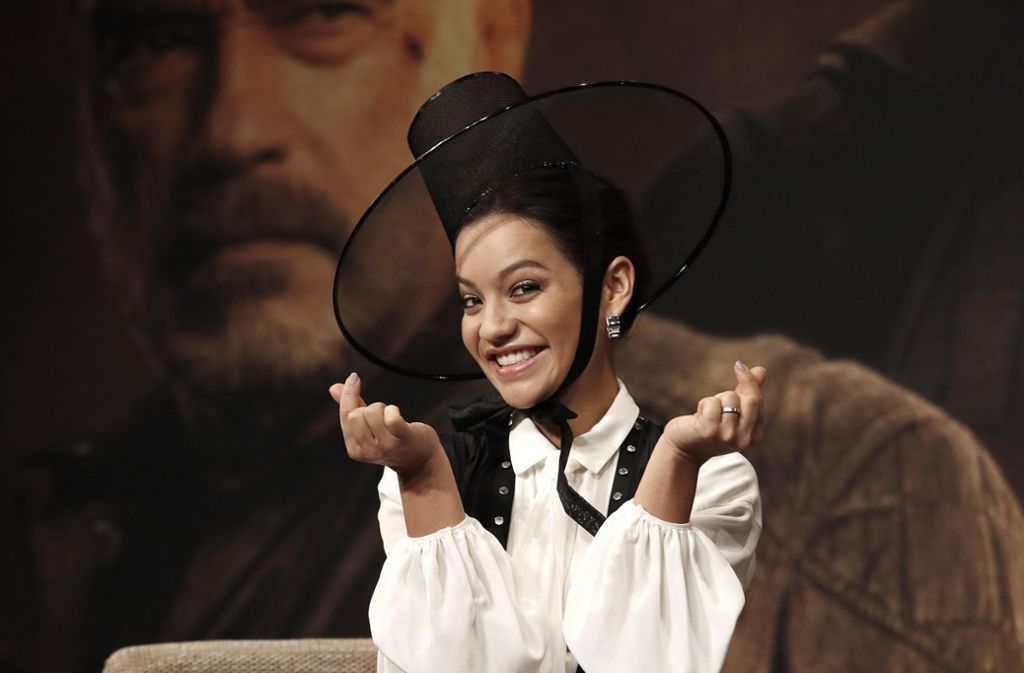 Schauspielerin Natalia Reyes posiert mit dem Hut ...