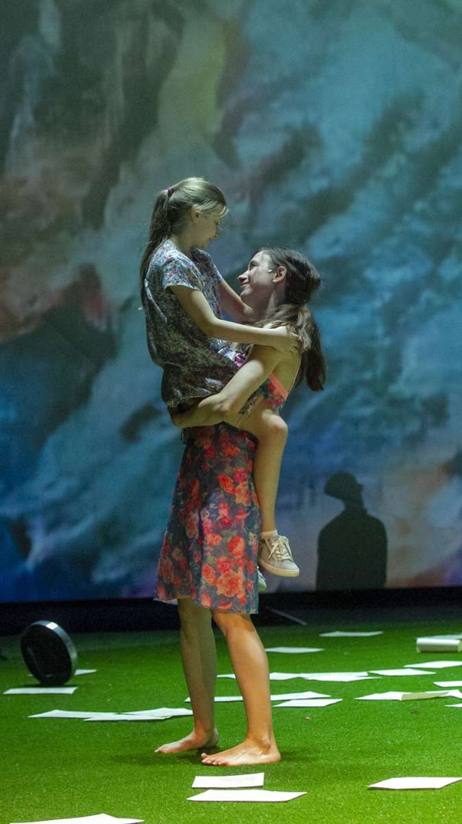 Mütterliche Gesten: Therese Dörr als Anna und Aniko Sophie Huber als Rose in „Weltwärts“ von Noah Haidle im Schauspielhaus