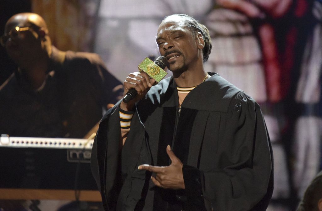 Auch Rapper Snoop Dogg fiel auf in seinem schwarzen Gewand, das er während seines Auftritt trug.
