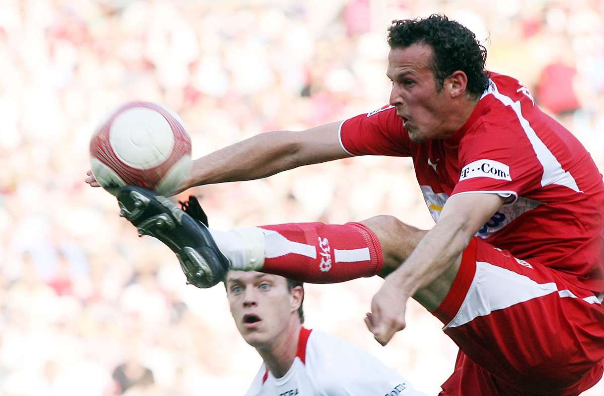 Marco Streller Der Stürmer erzielte zwischen 2004 und 2007 in 55 Partien neun Treffer für den VfB. Im Januar 2006 wurde der Schweizer, um nach einer Verletzung Spielpraxis zu sammeln, an den 1. FC Köln ausgeliehen, absolvierte dort 14 Partien (3 Tore) und kehrte am Saisonende nach Stuttgart zurück, wo er in der Saison darauf deutscher Meister wurde.