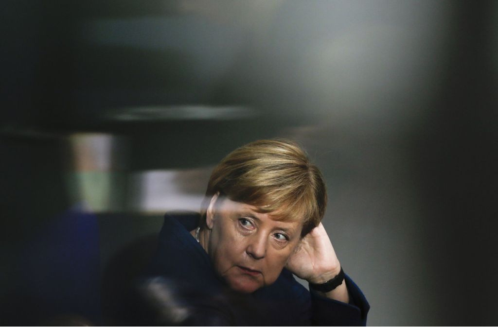 Die Bundeskanzlerin Angela Merkel gerät unter Druck: Die Parteien in Baden-Württemberg sehen die Schuld für die Pleite in Hessen bei der Regierung in Berlin.