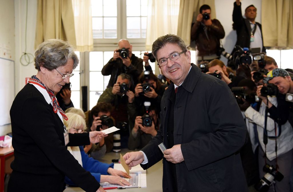 Der Kandidat Jean-Luc Melenchon gibt seine Stimme ab.