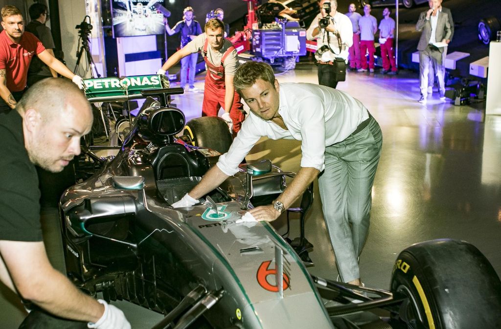 Formel-1-Weltmeister Nico Rosberg brachte seinen Silberpfeil persönlich in das Mercedes-Benz-Museum.