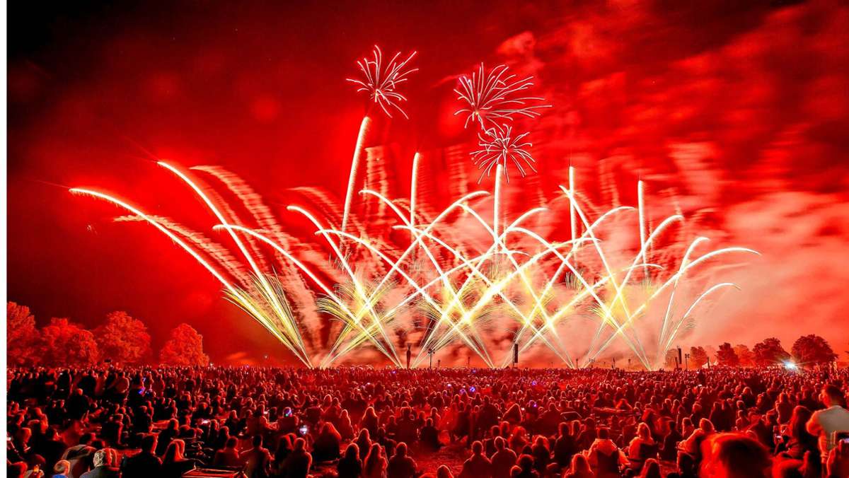„Flammende Sterne“ in Ostfildern: Gewitter  bremst Feuerwerksspektakel aus