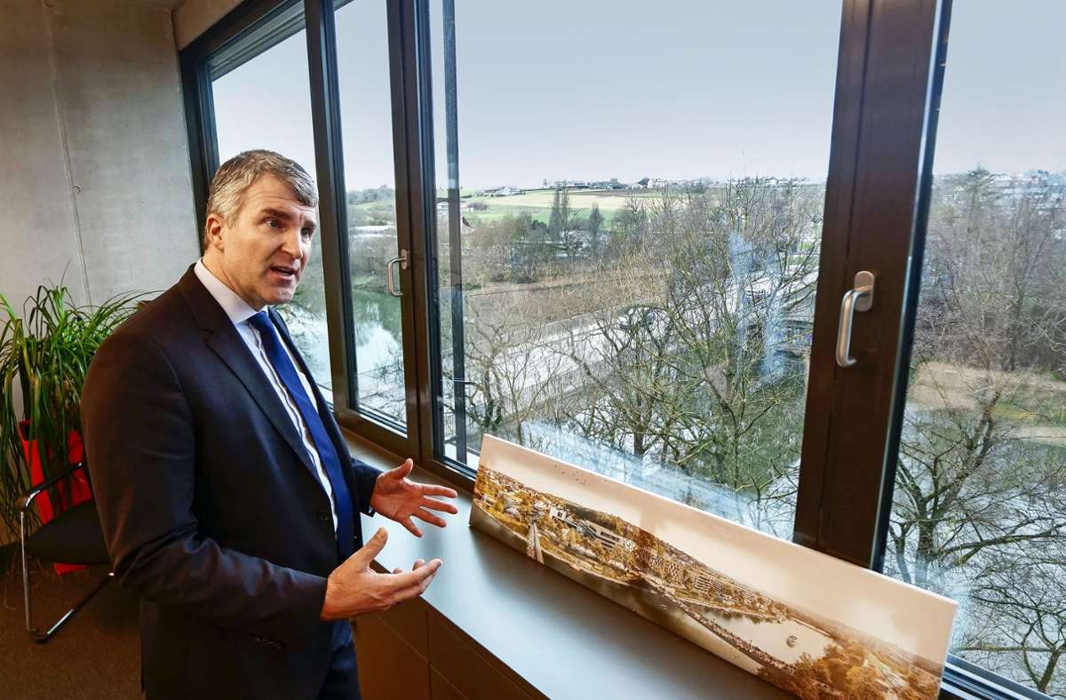 Oberbürgermeister Dirk Schönberger mit einem Bild dessen, was geplant ist, und dem Blick auf den Jetzt-Zustand Foto: Simon Granville