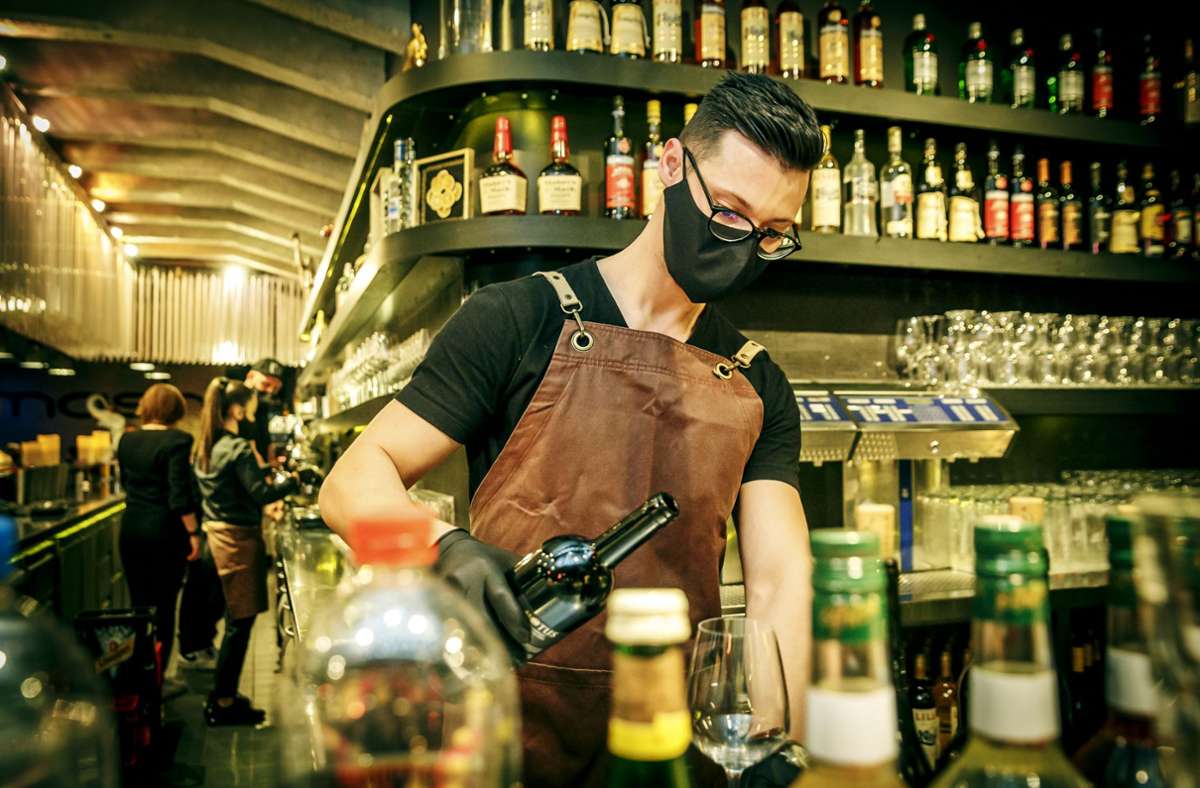 Der Barkeeper im Pop-up Restaurant Noa, das zum kulinarischen Reisen einlädt. Foto: Lichtgut/Rettig