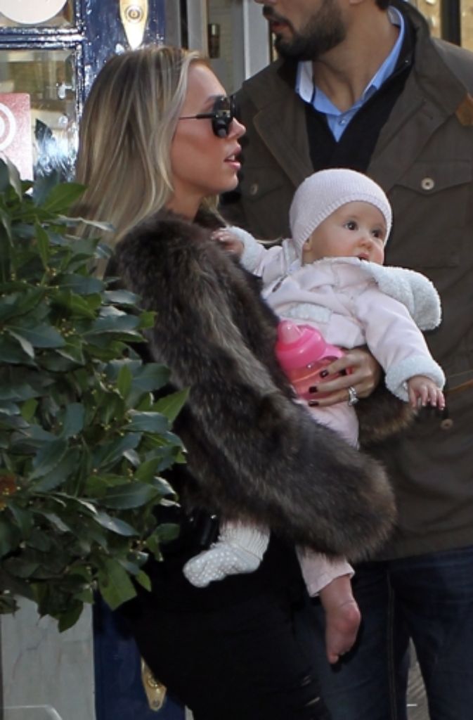 16. November 2013: Bernie Ecclestones Tochter, Petra Ecclestone, kommt mit ihrem Baby Lavinia aus einem Restaurant im Londoner Stadtteil Knightsbridge. Ebenfalls mit von ...