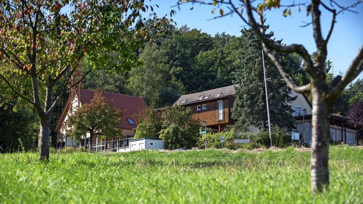  Die Naturfreunde Weinstadt haben ihr Vereinsdomizil oberhalb von Strümpfelbach erweitert. Nun suchen sie einen neuen Pächter – und locken mit großer Wohnung. Der scheidende Pächter macht Werbung und zieht einen Vergleich mit dem Allgäu. 