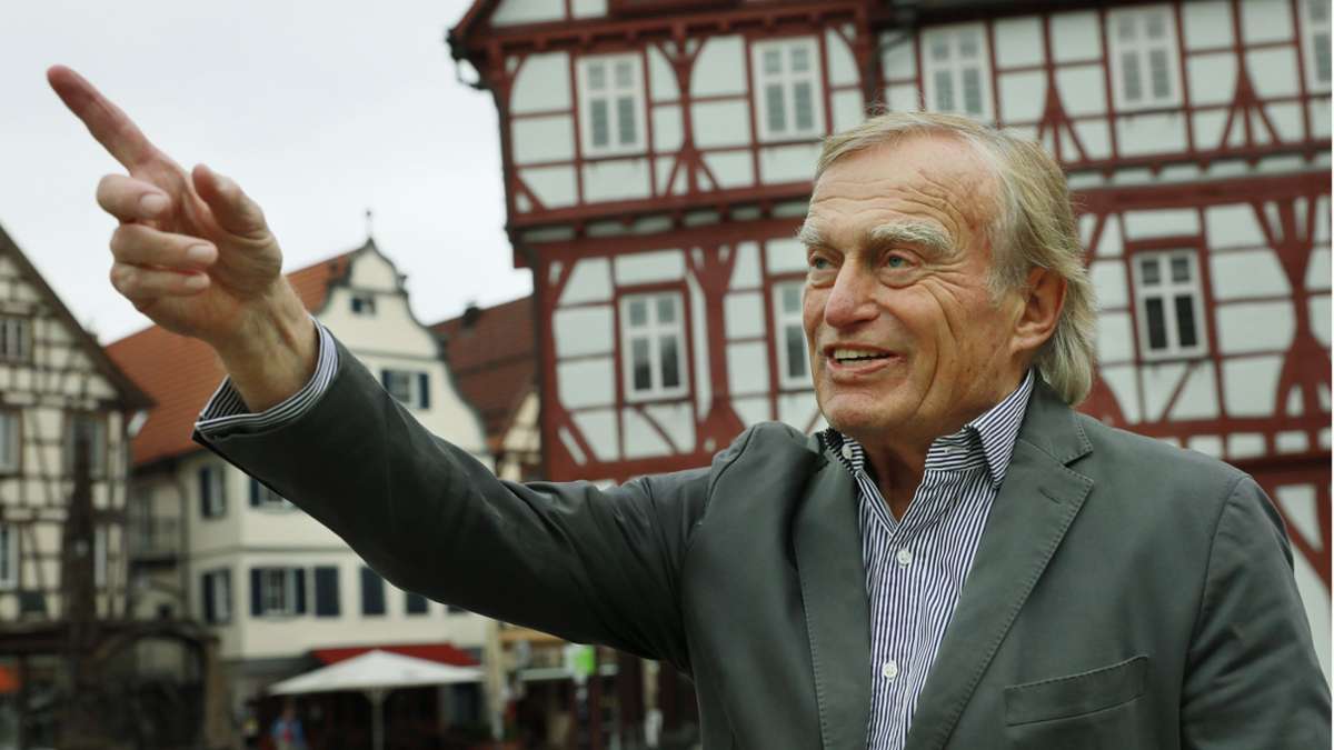 Helmut Haussmann vor dem Rathaus in Bad Urach