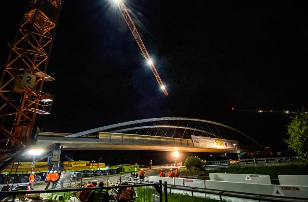 Schwerlastmodultransporter mit 2000 PS bewegten die Brücke in der Nacht auf Sonntag quer über die Autobahn.