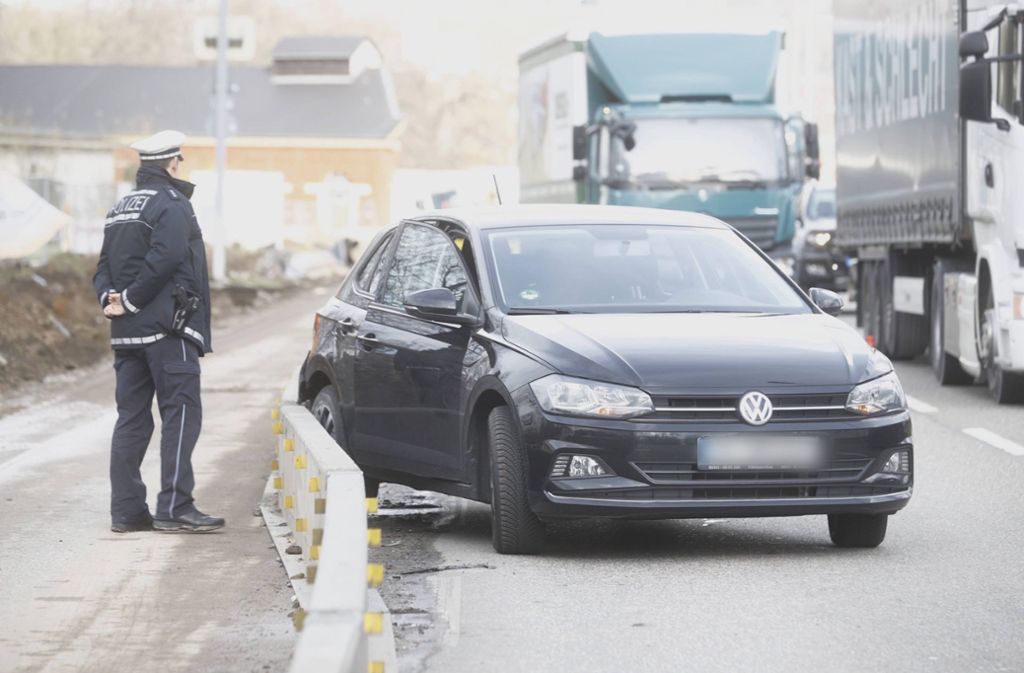 Es kam laut Polizei an der Unfallstelle kurz nach dem Leuzetunnel in Fahrtrichtung Esslingen...