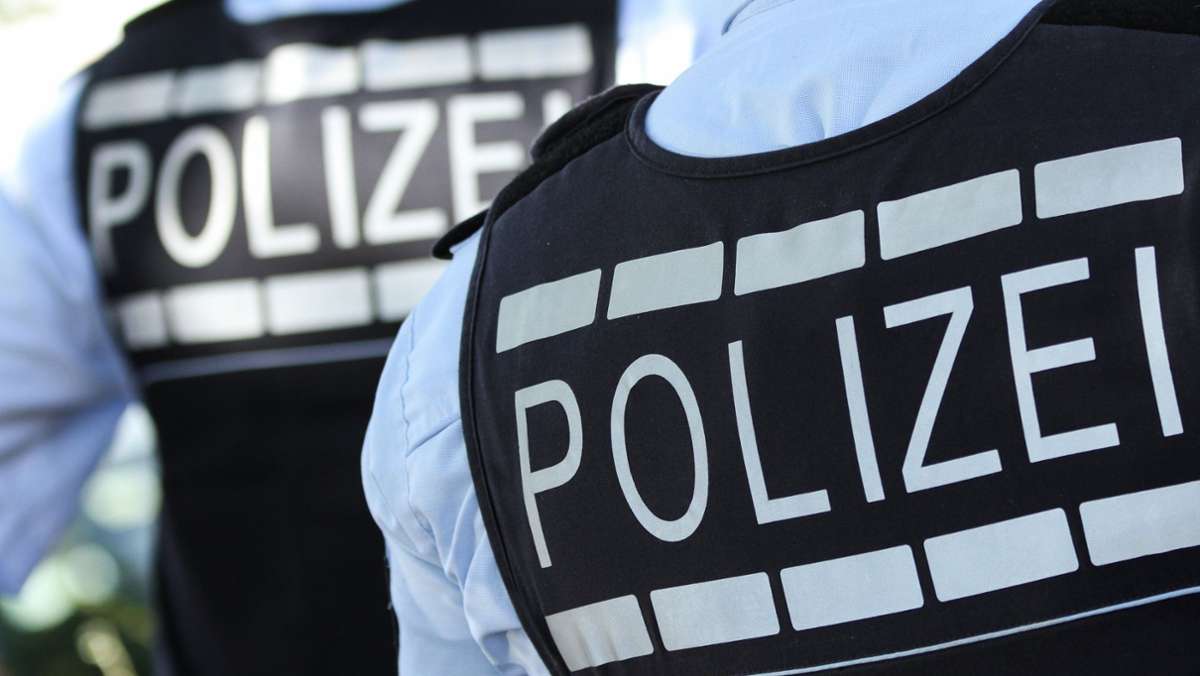  Ein Teenager-Trio raubt einer 17-Jährigen in Remseck am Neckar das Handy. Die Polizei stellt die Mädchen kurz darauf. Eine von ihnen ist bei der Polizei kein unbeschriebenes Blatt. 