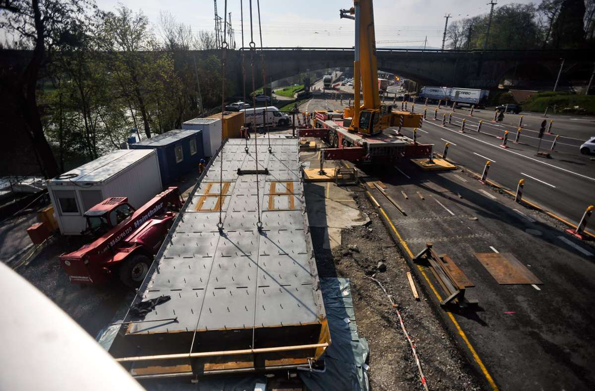 Neben der neuen Brücke lagern schon die Teile für den Weiterbau der Brücke in Richtung Rosensteinpark.
