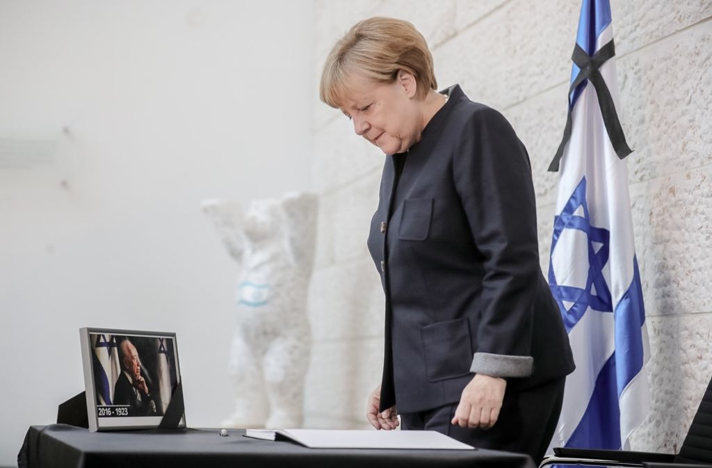 Bundeskanzlerin Angela Merkel trug sich ins Kondolenzbuch ein.