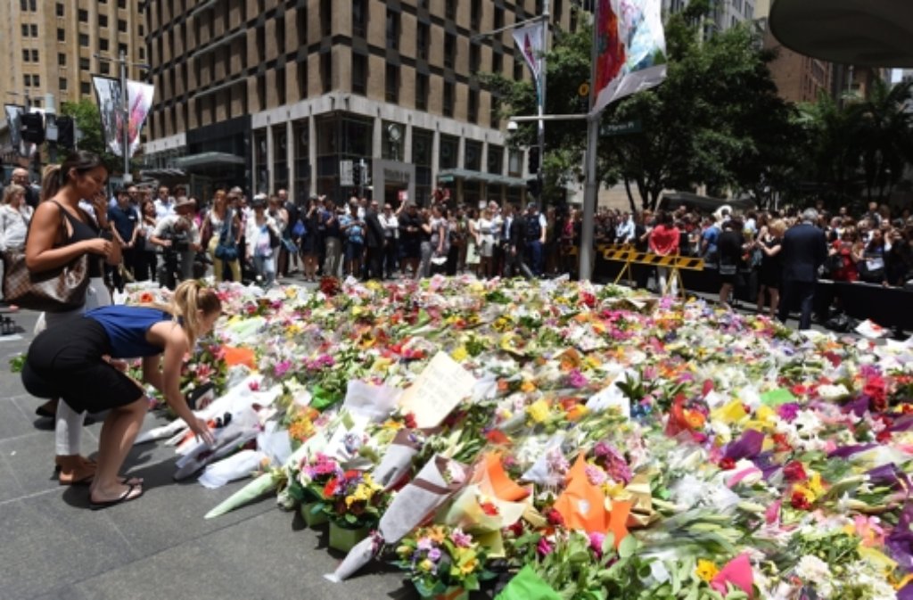 Nachdem die Geiselnahme in Sydney blutig beendet worden war, entstand am Tatort spontan ein Gedenkstätte für die Opfer. Zahlreiche Passanten legten im Geschäftsviertel der australischen Metropole Blumen nieder.