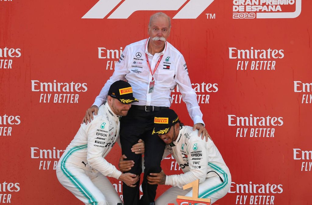 Grund zum Feiern: Lewis Hamilton (R), Erstplatzierter und der Zweitplatzierte Formel 1 Fahrer Valtteri Bottas (L) feiern mit Dieter Zetsche beim Formel 1 Grand Prix im Jahr 2019.