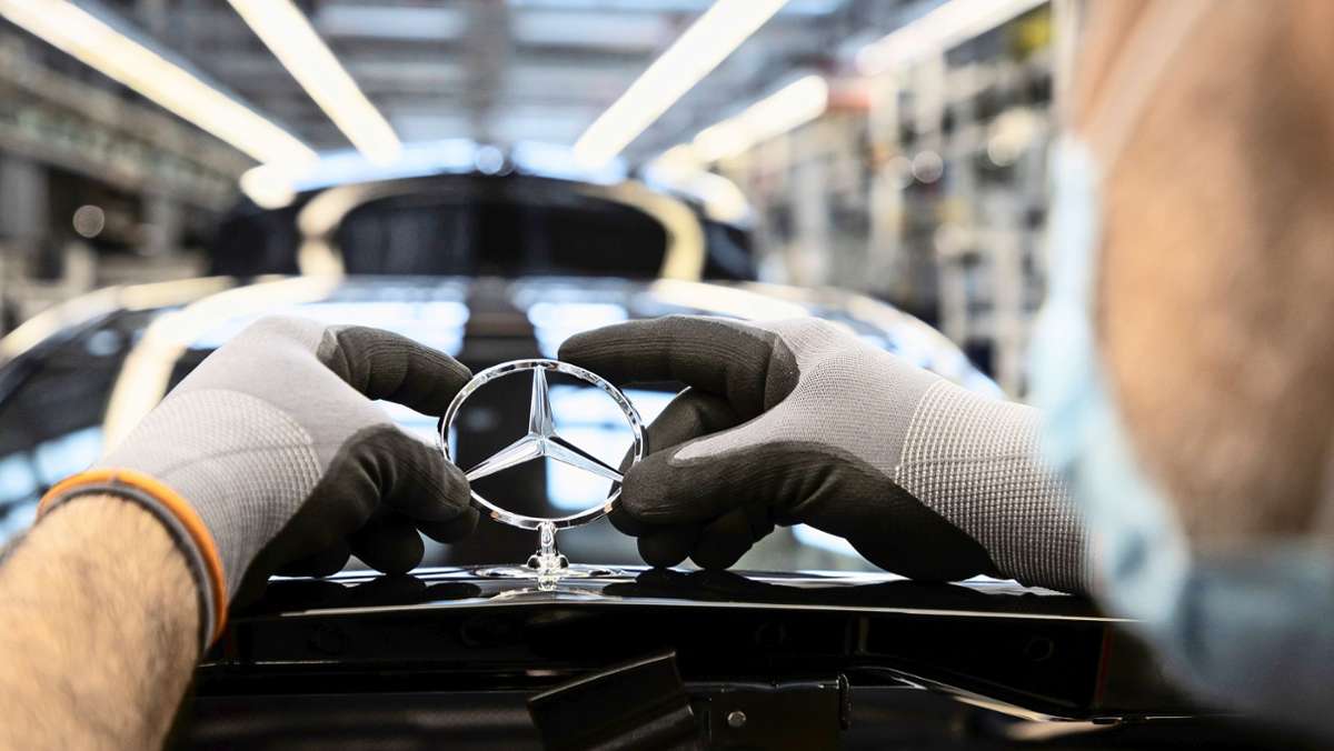  Daimler beschäftigt Hunderttausende Mitarbeiter, und viele von ihnen haben Angehörige, die teilweise mehr Zeit in Anspruch nehmen als die Arbeit ihnen lässt. Damit Beschäftigte Arbeit und persönliche Bedürfnisse besser in Einklang bringen können, bietet der Konzern ihnen eine ganze Reihe von Möglichkeiten. 